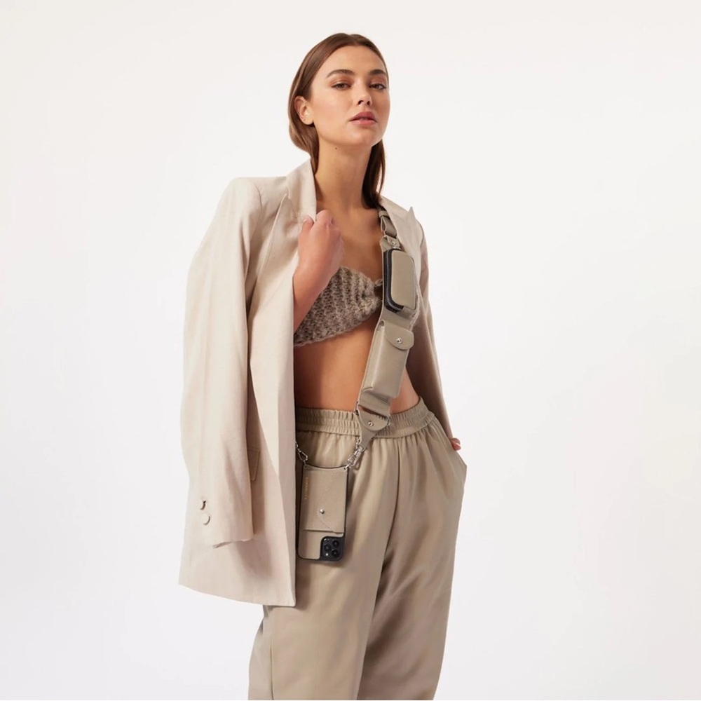 Bandolier Leather BILLIE Utility Crossbody with Case Greige/Silver IPhone 13 Pro